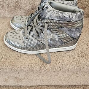 Trendy Silver Women's High-Top Sneakers Size 9 in Good Condition.